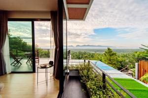 Balkón alebo terasa v ubytovaní Ao Luek Panoramic Pool-SHA Plus