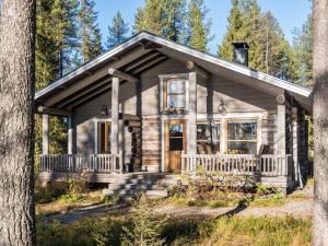 eine Blockhütte im Wald mit Bäumen in der Unterkunft Holiday Home Putilanranta by Interhome in Saapunki