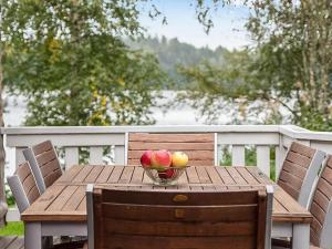 - une table en bois avec un bol de pommes dans l'établissement Holiday Home Tuomaantupa by Interhome, à Hara