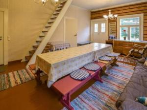 uma sala de estar com uma mesa grande e escadas em Holiday Home Kartanomäki by Interhome em Onkiniemi