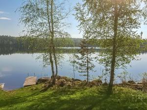 A view of a lake near the holiday home