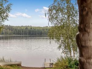 un lac avec un bateau assis sur la rive dans l'établissement Holiday Home Tuomaantupa by Interhome, à Hara