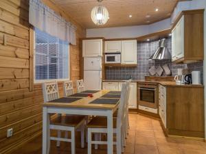 eine Küche mit einem Tisch und Stühlen in der Unterkunft Holiday Home Tintintupa by Interhome in Tahkovuori
