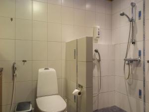 ターコブオリにあるHoliday Home Tintintupa by Interhomeのバスルーム(シャワー、トイレ付)