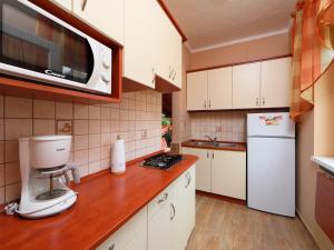 eine Küche mit einem Mixer und einer Mikrowelle in der Unterkunft Holiday Home Hibiscus by Interhome in Balatonkeresztúr