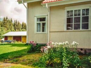 ein Haus mit einem Garten mit Blumen davor in der Unterkunft Holiday Home Kartanomäki by Interhome in Onkiniemi
