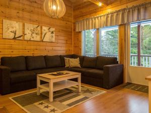 ein Wohnzimmer mit einer Couch und einem Couchtisch in der Unterkunft Holiday Home Tintintupa by Interhome in Tahkovuori