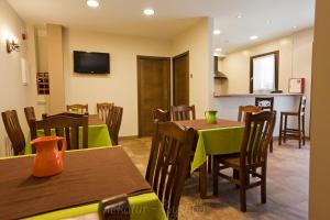 une salle à manger avec des tables, des chaises et une télévision dans l'établissement OTXOENEA, à Irún