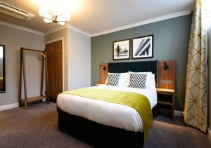 sypialnia z dużym łóżkiem w pokoju w obiekcie All Bar One by Innkeeper's Collection w Liverpoolu
