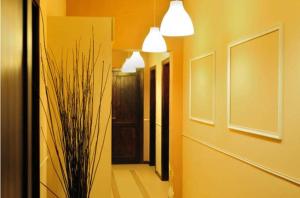 a hallway with a vase with a plant in a room at Agriturismo Hornos in Numana