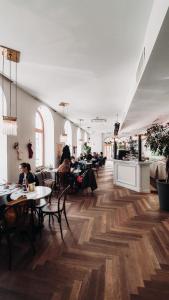 ウィーンにあるHotel Babula am Augartenのテーブル席