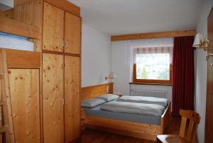een slaapkamer met 2 stapelbedden en een raam bij Aria d'Bosch in Badia
