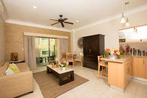 uma cozinha e sala de estar com um sofá e uma mesa em Diamond Bay em Mazatlán