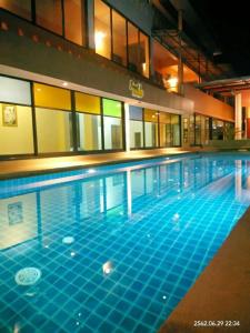 una gran piscina en un gran edificio en โรงแรมฟร้อนบีช frontbeach en Ban Pak Nam Pran