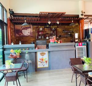 Lounge nebo bar v ubytování โรงแรมฟร้อนบีช frontbeach