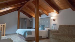 1 dormitorio con 1 cama en una habitación con techos de madera en Hab Urban Hostel, en Segovia