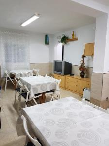 CAN CALLAU في بوبل نو ديل دلتا: غرفة معيشة مع طاولتين وتلفزيون