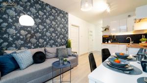 Kuchyňa alebo kuchynka v ubytovaní Wonder Home - Apartamenty z balkonami, blisko centrum Karpacza, stoku i aquaparku