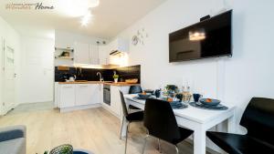 Kuchyňa alebo kuchynka v ubytovaní Wonder Home - Apartamenty z balkonami, blisko centrum Karpacza, stoku i aquaparku
