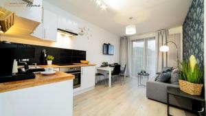 Kuchyňa alebo kuchynka v ubytovaní Wonder Home - Apartamenty z balkonami, blisko centrum Karpacza, stoku i aquaparku