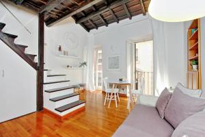 sala de estar con escalera y mesa en Rent in Rome Trevi Fountain Suite en Roma