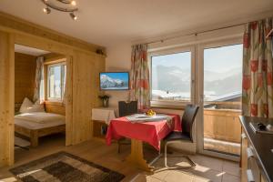 A television and/or entertainment centre at Appartements Alpenblick Söll