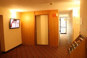 un pasillo de una habitación de hotel con puerta en Ramada by Wyndham Alpena en Alpena