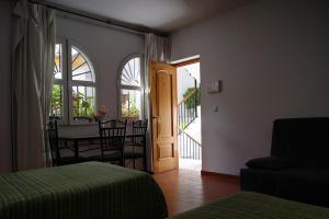 una habitación con una puerta y una mesa en Hostal Alcazar I, en Córdoba