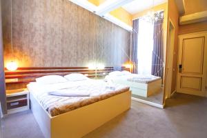 Ένα ή περισσότερα κρεβάτια σε δωμάτιο στο Rustaveli Hotel