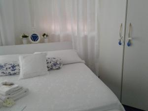 a white bed with white sheets and pillows at Casa Blu Cobalto in Maiori