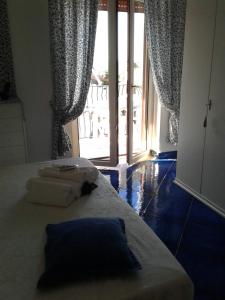 a bedroom with a bed with towels on top of it at Casa Blu Cobalto in Maiori