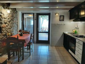 Een keuken of kitchenette bij Holiday Home Adriatic Sea View