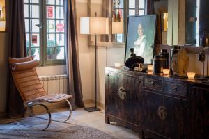 a chair sitting next to a dresser in a room at La Banasterie in Avignon