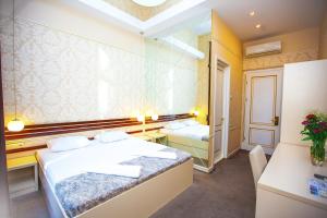 Ένα ή περισσότερα κρεβάτια σε δωμάτιο στο Rustaveli Hotel
