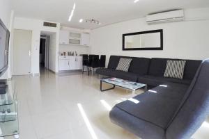 אזור ישיבה ב-Eilat Family Apartment Garden & Free Parking