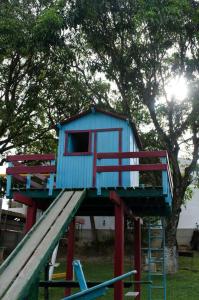 una casetta da gioco blu sopra uno scivolo di Pousada Clube Santa Cruz a Santa Cruz de Minas