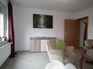 ein Wohnzimmer mit 2 Stühlen und einem Tisch in der Unterkunft Ferienwohnung "Landblick" in Lüdinghausen