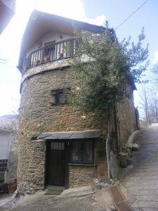 a building with a tree in front of it at Carriles Romanos in Odollo