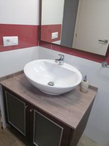uma casa de banho com um lavatório branco e um espelho. em Casa de la huerta em Múrcia