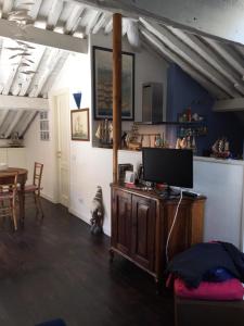 sala de estar con TV en un armario de madera en La Trabacca, attico nel pieno centro di Levanto, en Levanto
