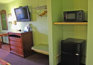 a room with a kitchen with a microwave and a refrigerator at Hawthorne's Best Inn in Hawthorne