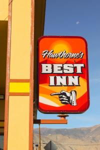 a sign for a restaurant with a best inn at Hawthorne's Best Inn in Hawthorne