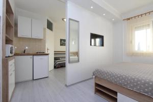Een keuken of kitchenette bij Apartments and Room Eva