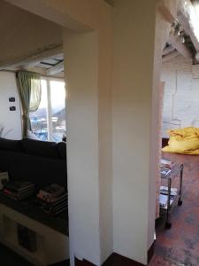 ボローニャにあるI Tre Caminiの白い壁のリビングルーム(ソファ付)