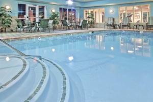 Holiday Inn Express Hotel & Suites Urbana-Champaign-U of I Area, an IHG Hotel 내부 또는 인근 수영장