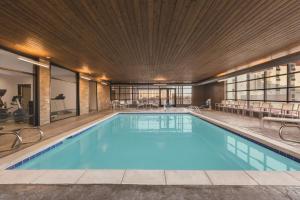 een groot zwembad met een groot houten plafond bij Country Inn & Suites by Radisson, Lubbock Southwest, TX in Lubbock
