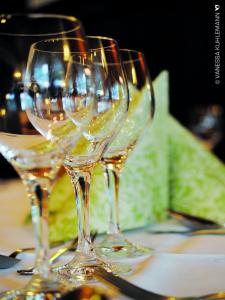tres copas de vino sentadas sobre una mesa en Berghotel Brockenblick, en Hildesheim