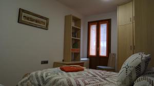 1 dormitorio con cama y ventana en Gaztanbide Apartamento rural en Ochagavía