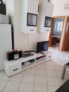 Televízia a/alebo spoločenská miestnosť v ubytovaní Apartments Maček