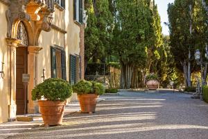 zwei Topfpflanzen vor einem Gebäude in der Unterkunft Villa Poggiano in Montepulciano